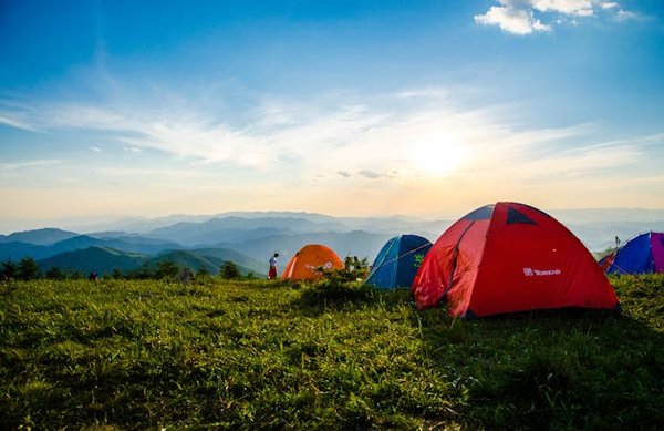 Comment organiser un camping pour une expédition de randonnée dans les montagnes de l'Himalaya?
